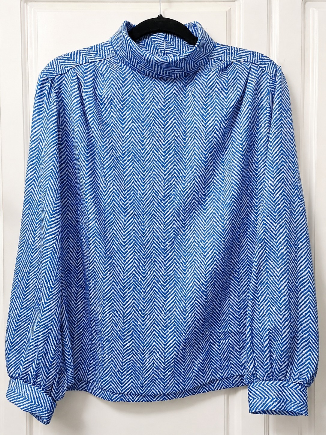 Vintage Russ Petites ILGWU Union Made Blue White Chevron Mock Neck Blouse L USA