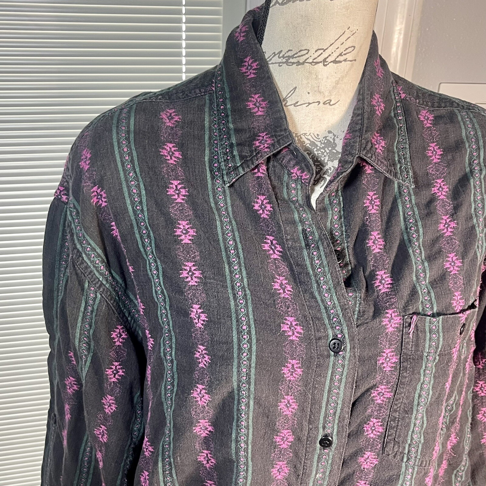 Futures Vtg 90’s Aztec Embroidered Distressed Worn Button Up Grunge Top Sz 1X