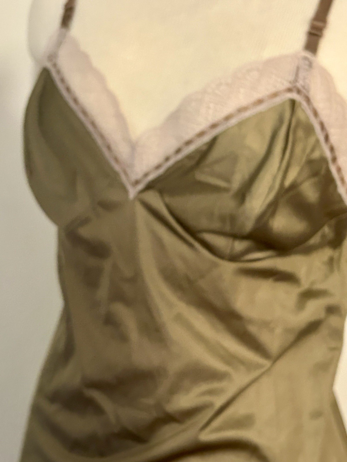 Vassarette Nylon Slip Dess with Tan Lace Trim Women’s Lingerie Vintage 80’s sz S