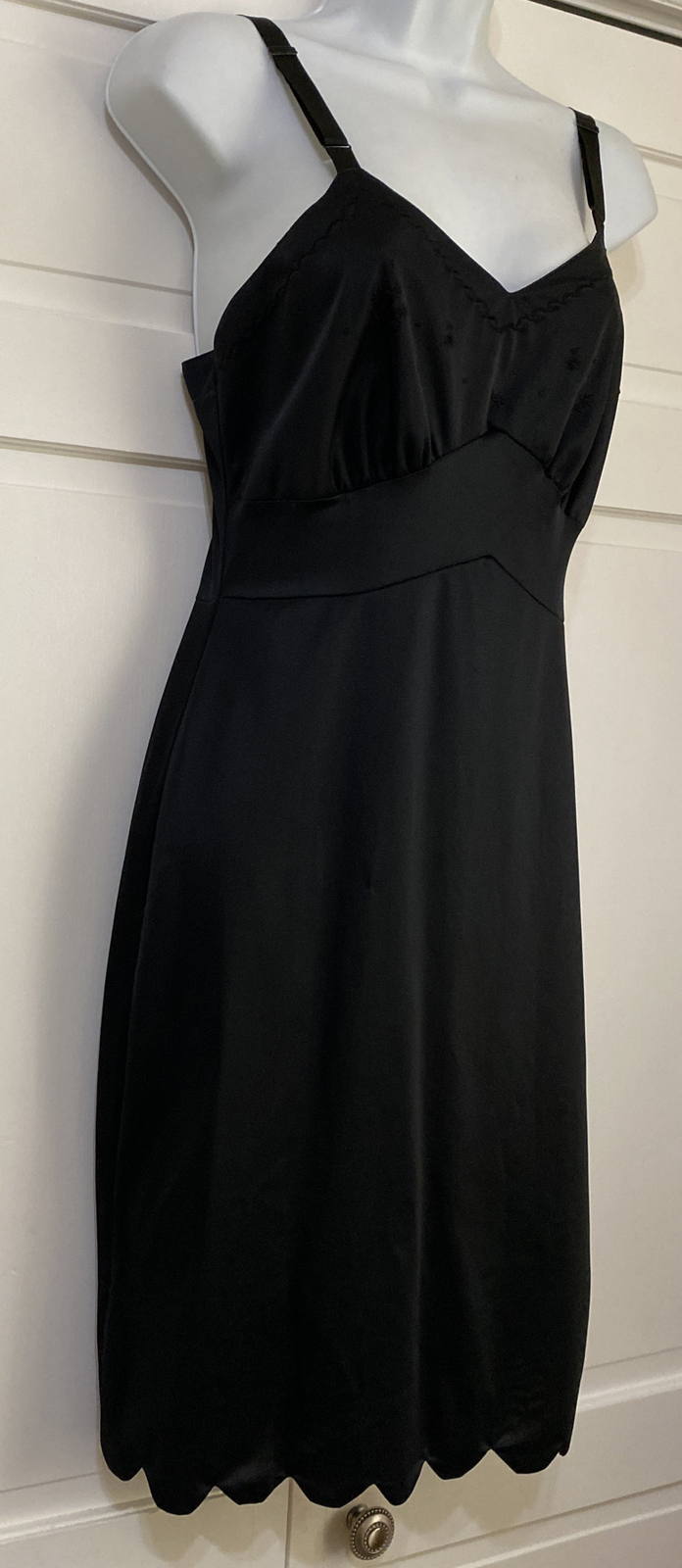 Vintage ARISTOCRAFT Nylon Black Full Slip w/ Scalloped Hem Size 34 Short