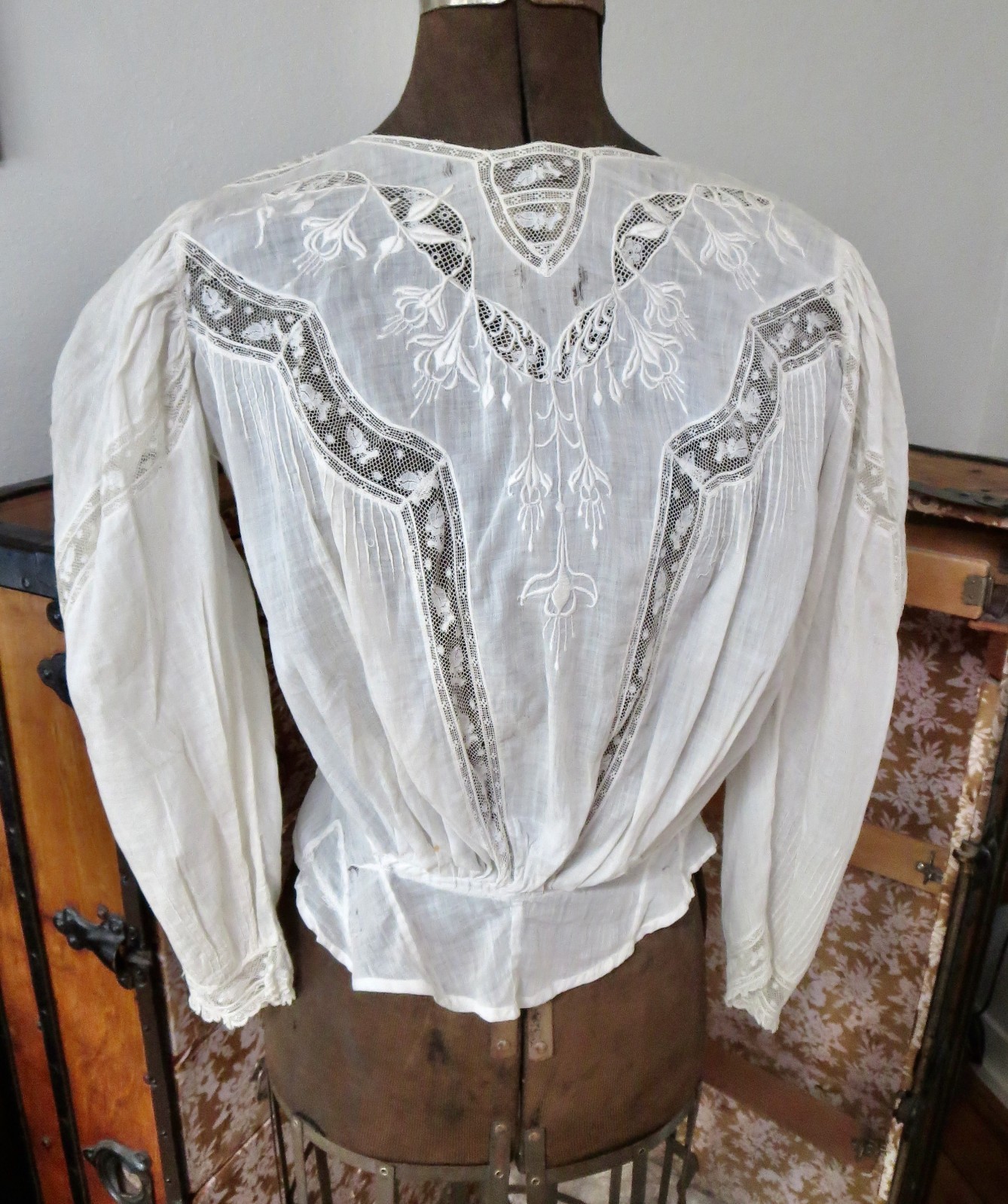 VTG Edwardian White Lace Trimmed Fuchsia Flower Embroidered Shirt Bodice AS IS