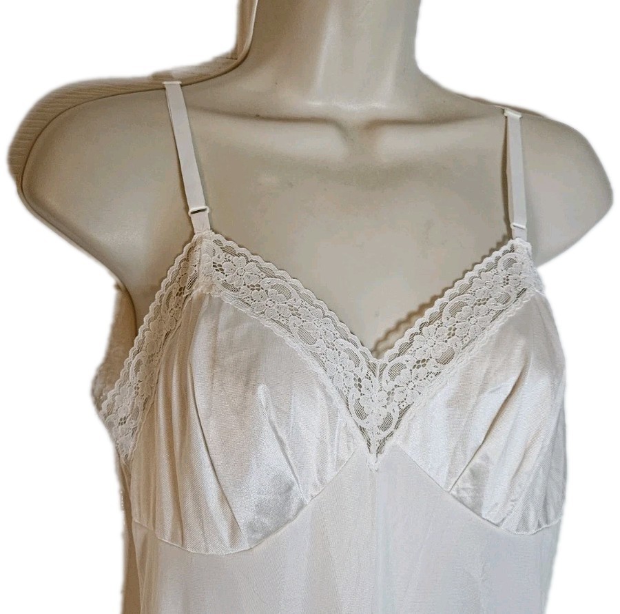 Vanity Fair Satin With Lace White Full Slip Dress Womens Size 34
