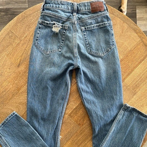 Hollister Women’s Ultra High Rise Mom Jeans 000R W23R Distressed Vintage Stretch