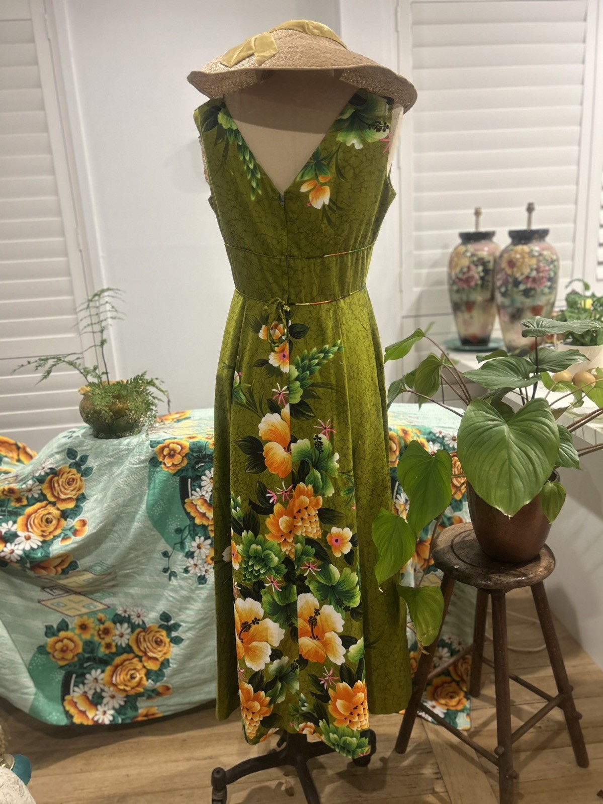Vintage 1960/ 70s genuine Hawaiin Exotic Tropical Print Sleeveless long DressM