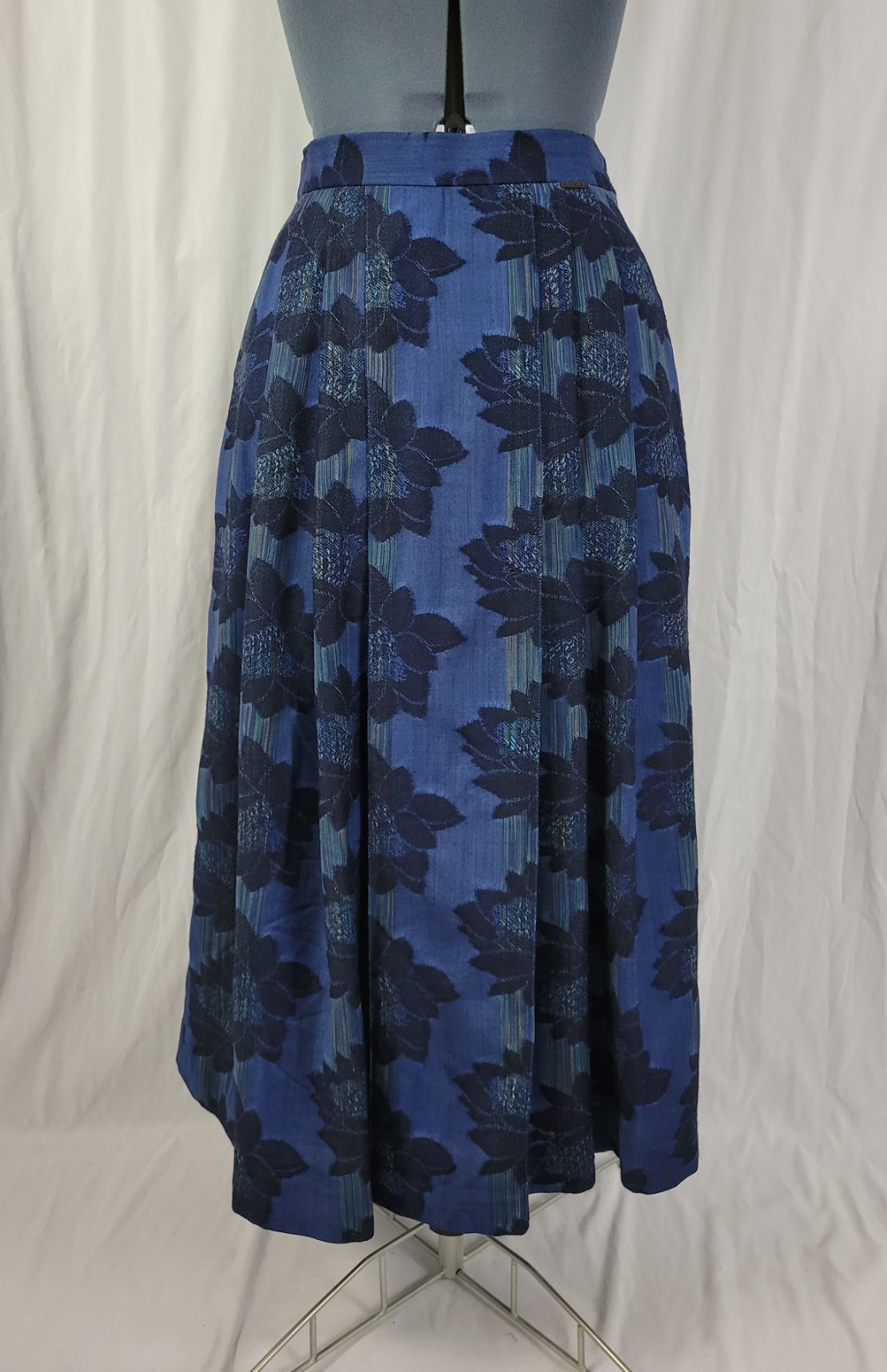 Vintage Geiger 100% Wool Blue Pleated Skirt w Black Flowers Size 40 (US Med)