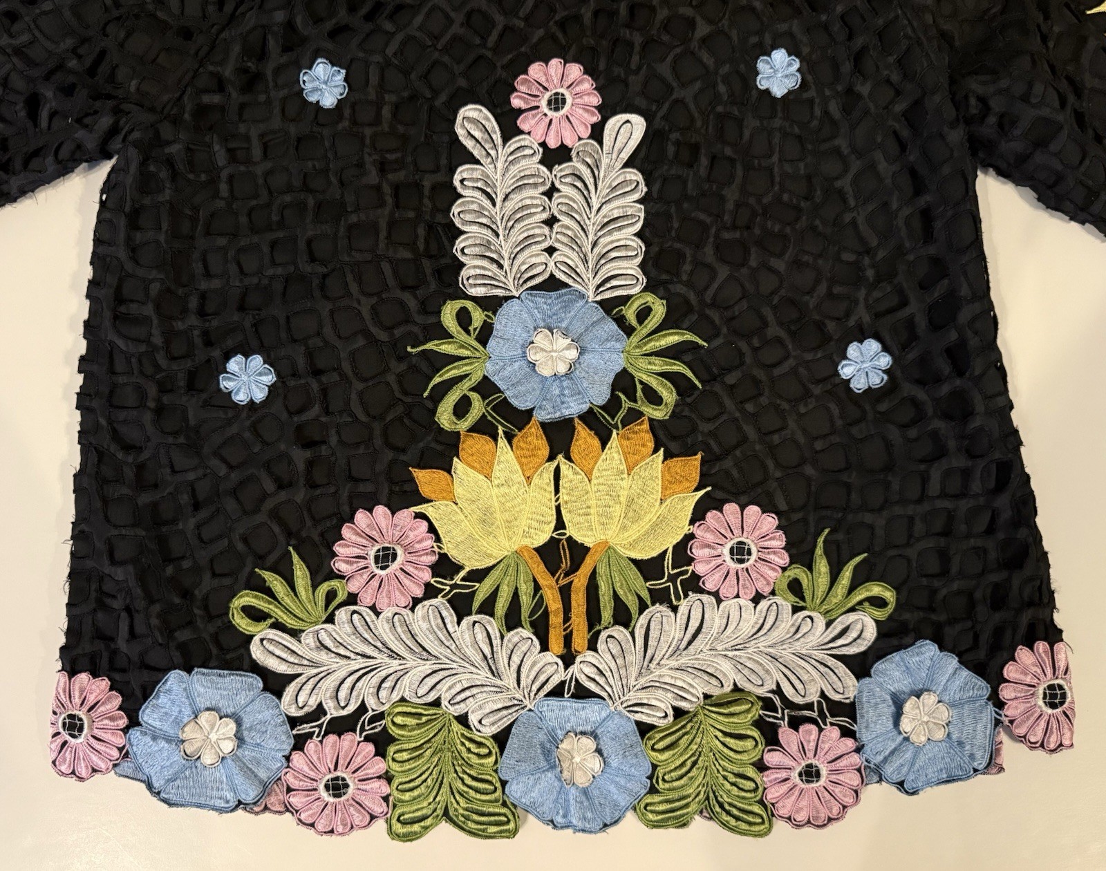 WOMENS ~EXQUISITE~ CARO HONOLULU BLACK EMBROIDERED FLOWER SHIRT TOP Sz M VINTAGE