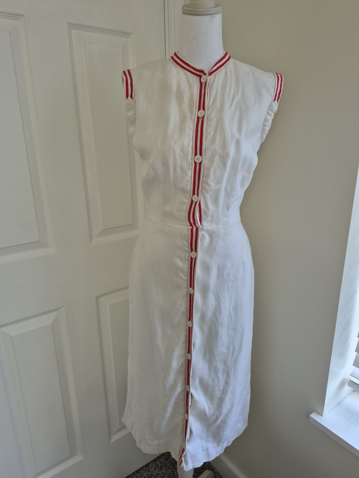 Vintage 40s / 50s White Linen Day Dress – Red Piping Trim & Button-Front – XS/S