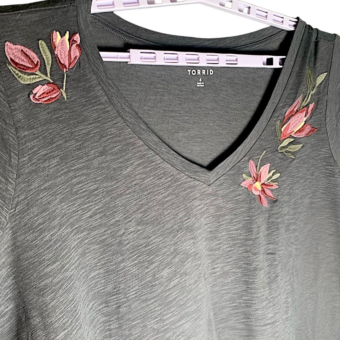 TORRID Flowers Classic Vintage Slub V-Neck Tee NWT Size 5X