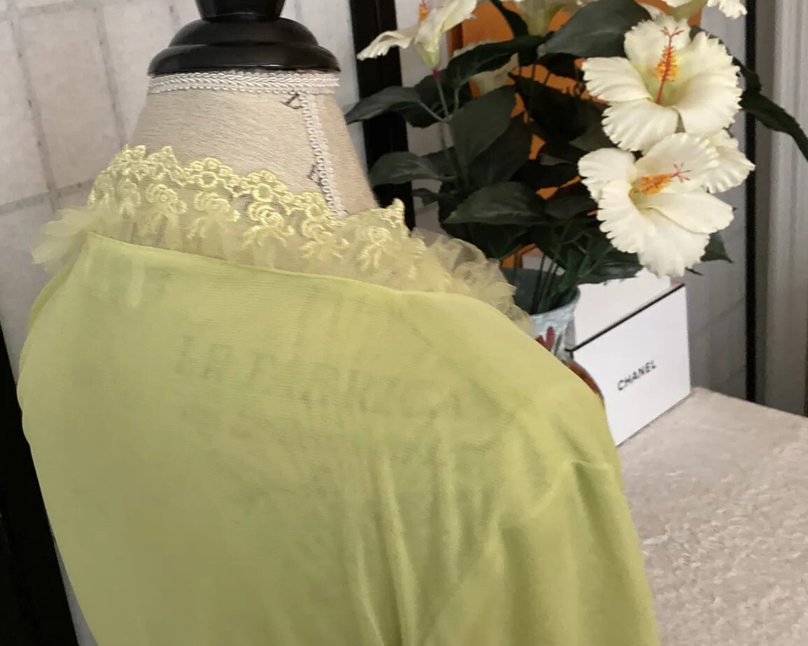 Tiny Beans VTG 60s/70s Wom S Lace & Ruffled Robelet Crop Bed Jacket MI Hong Kong
