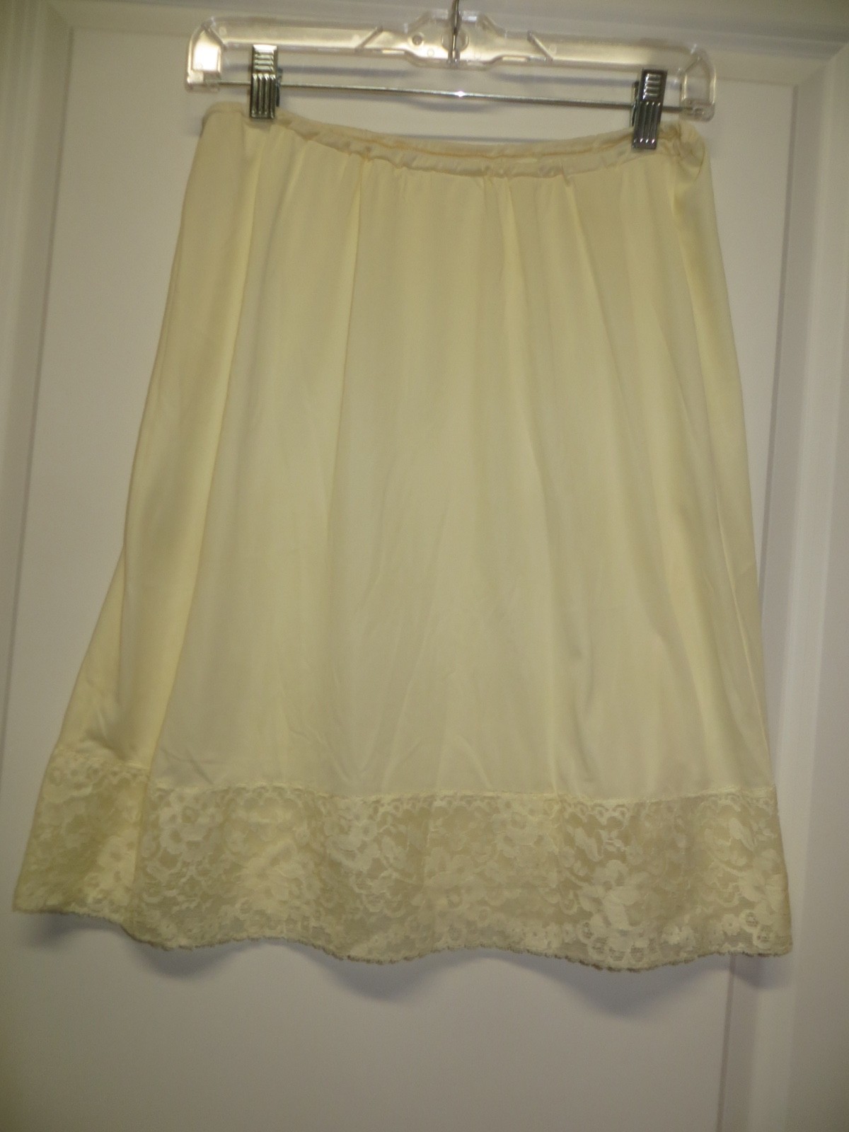 Vintage Van Roalte Half Slip – Off-White Color – Size Large – 21 1/2″ Long