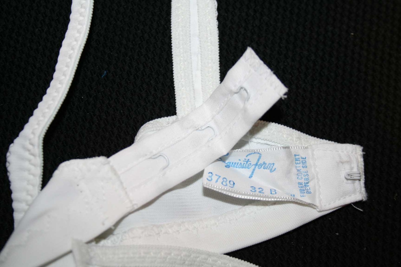 32B VTG 70s NOS Nylon CONTOUR Keyhole Bra Soft’n Sensuous Exquisite Form P3789