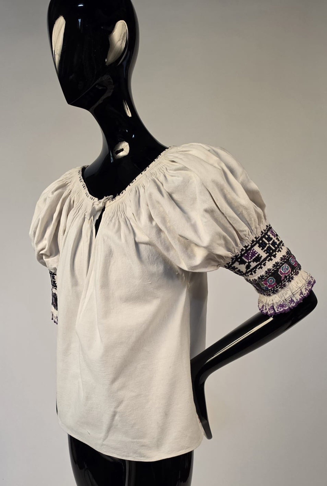 ANTIQUE EASTERN EUROPEAN BLOUSE W PUFF SLEEVES + HAND EMBROIDERY 