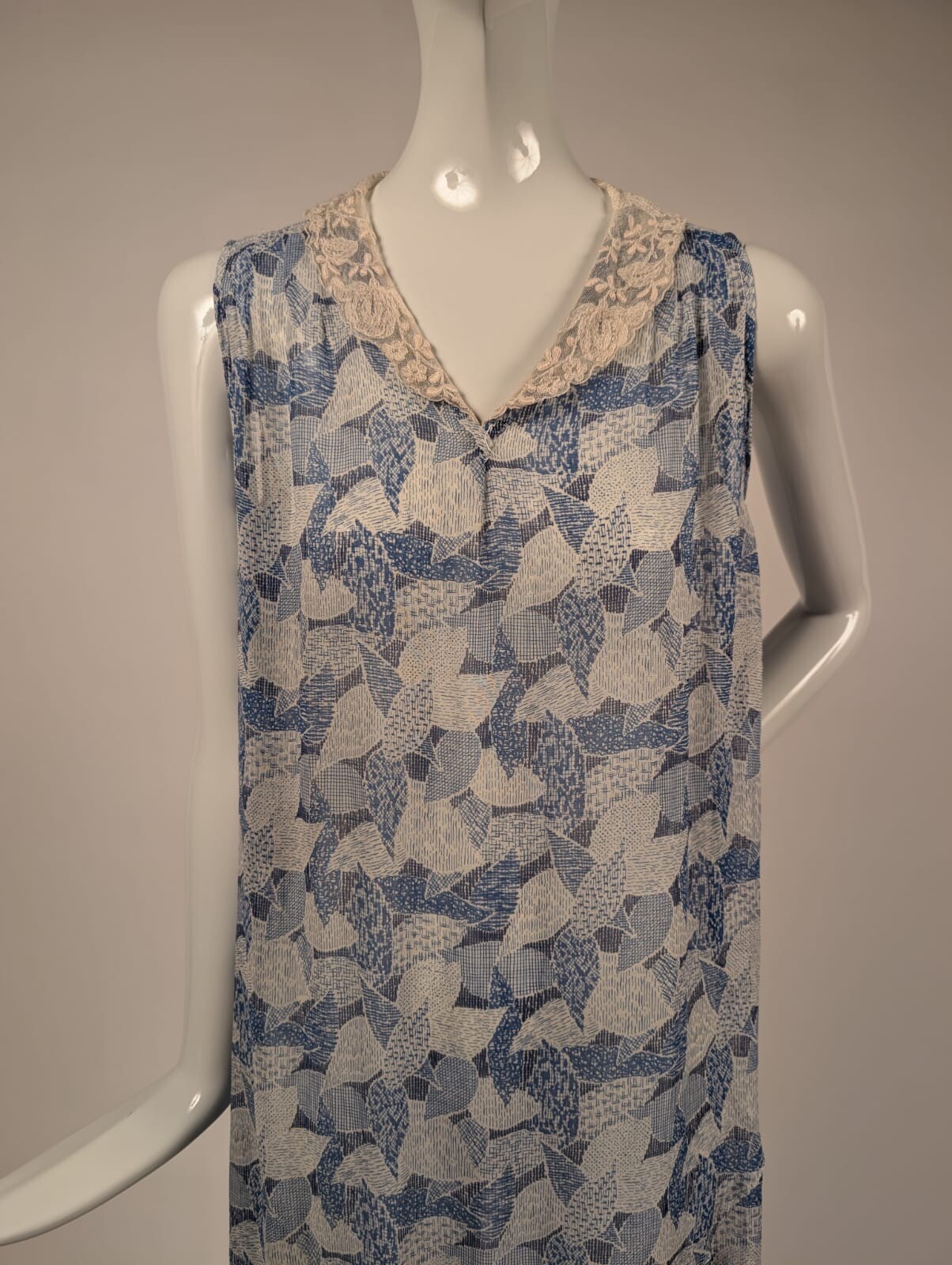 1920’S BLUE ABSTRACT PRINT MUSLIN DRESS W LACE COLLAR