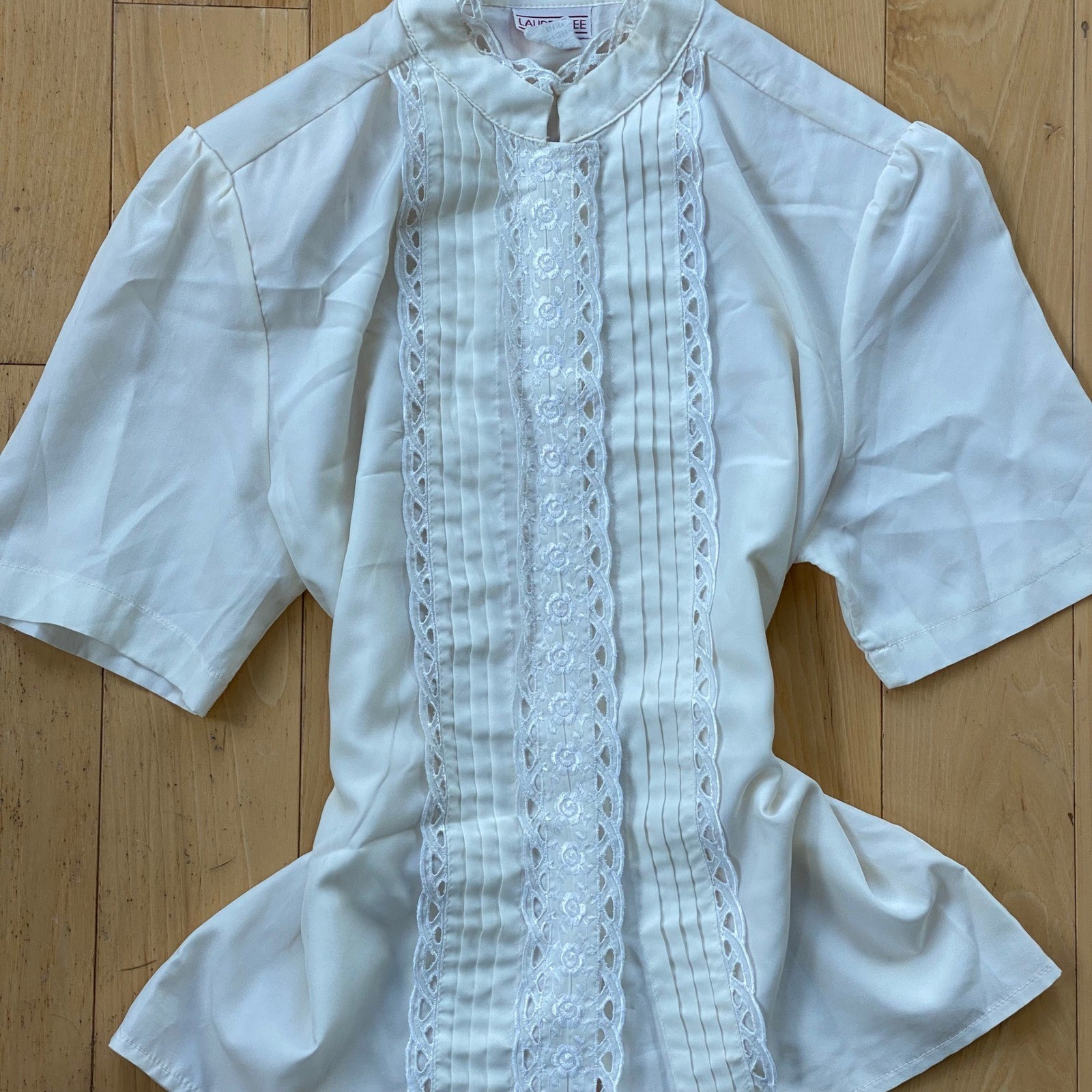 True VTG Union Made in USA Frilly Light Academia Lace Cottage RuffleFront Blouse