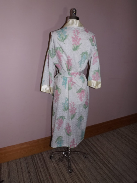 Lovely Vtg SPRING SEASON FLORAL ROBE S Lightweight Crisp Fabric Wrap Around NWOT