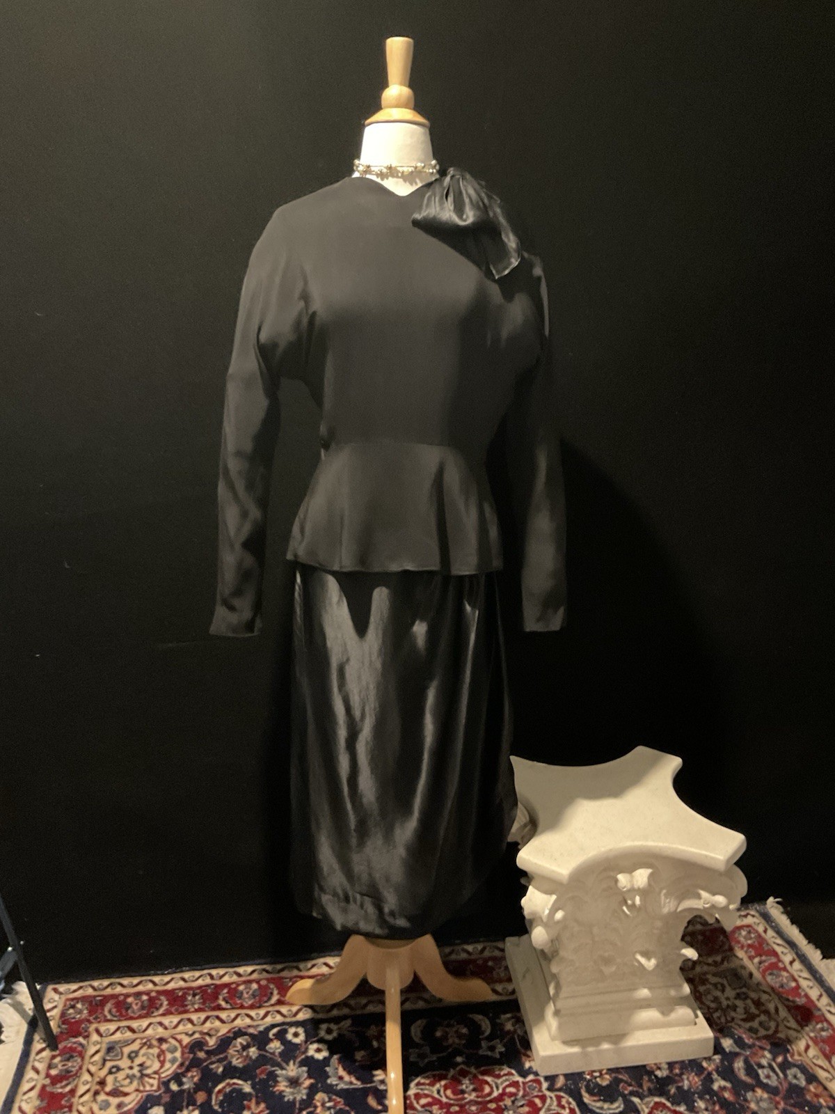 VINTAGE 40s 2 PIECE OUTFIT. SATIN BACKED CREPE. BEAUTIFUL AND TIMELESS