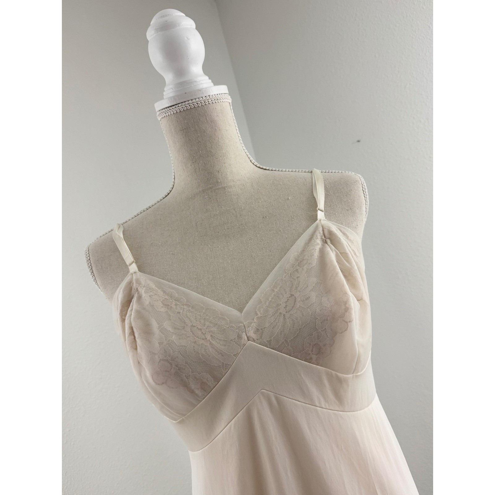 Vanity Fair Vintage Cream Floral Lace Trim Full Slip Antron III Nylon Size 38