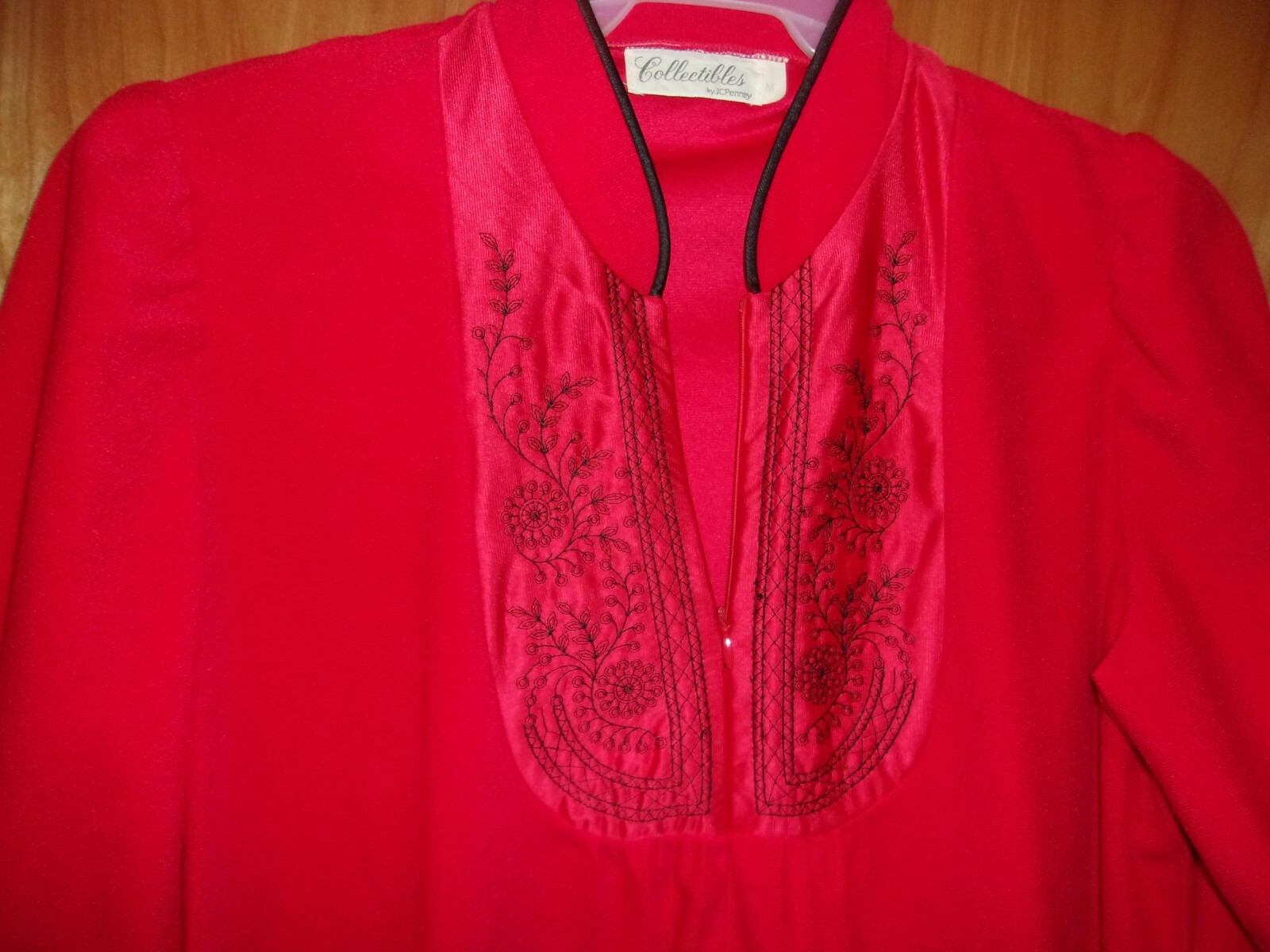 WOMAN’S VINTAGE ROBE GOWN RED VELOUR SIZE MEDIUM 6 INCH ZIPPER AT NECK JC PENNY