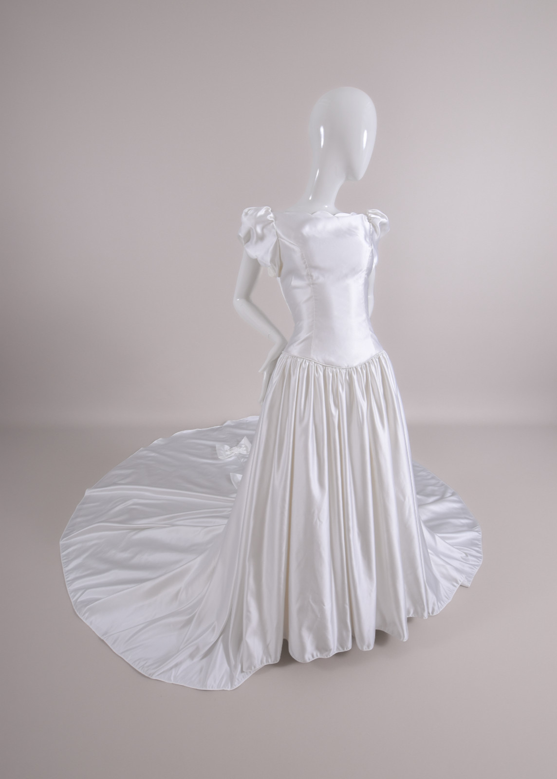 1990s Satin Wedding Gown W/Scalloped Neckline & Bow-Trimmed Chapel Train sz 4/6