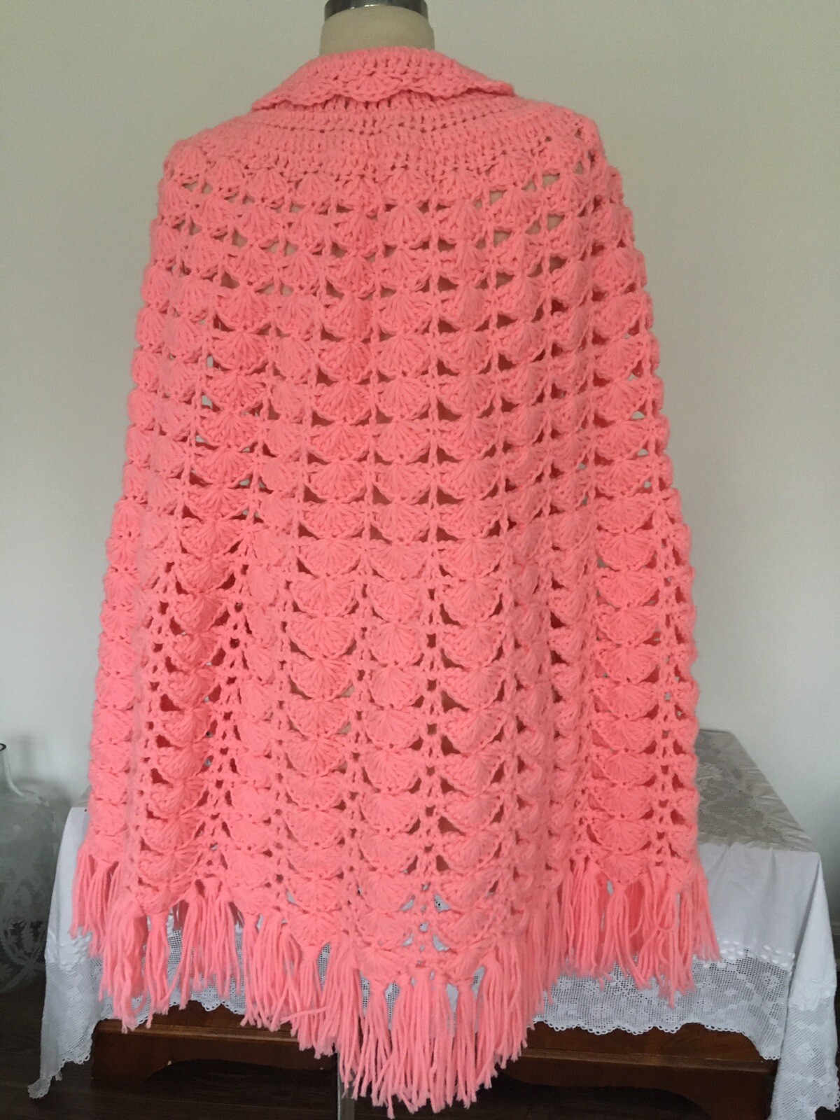 VTG FRINGE Coral PINK Scalloped Button Front CAPE Shawl HAND CROCHET Hippie BOHO