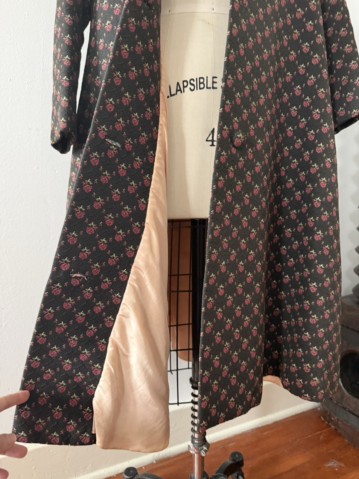 Mid-C Floral Jacquard/Matelassé/Quilted Full Length Tapestry Coat Velvet Collar