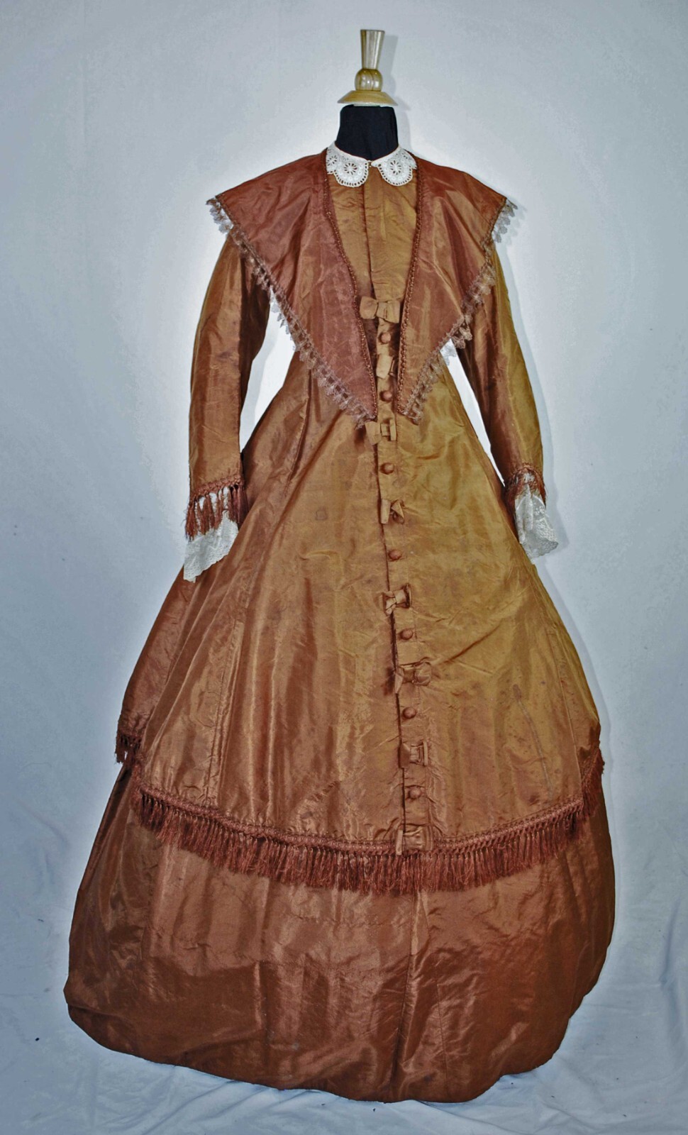VICTORIAN COPPER COLORED SILK TAFFETA DAY DRESS, c1850s