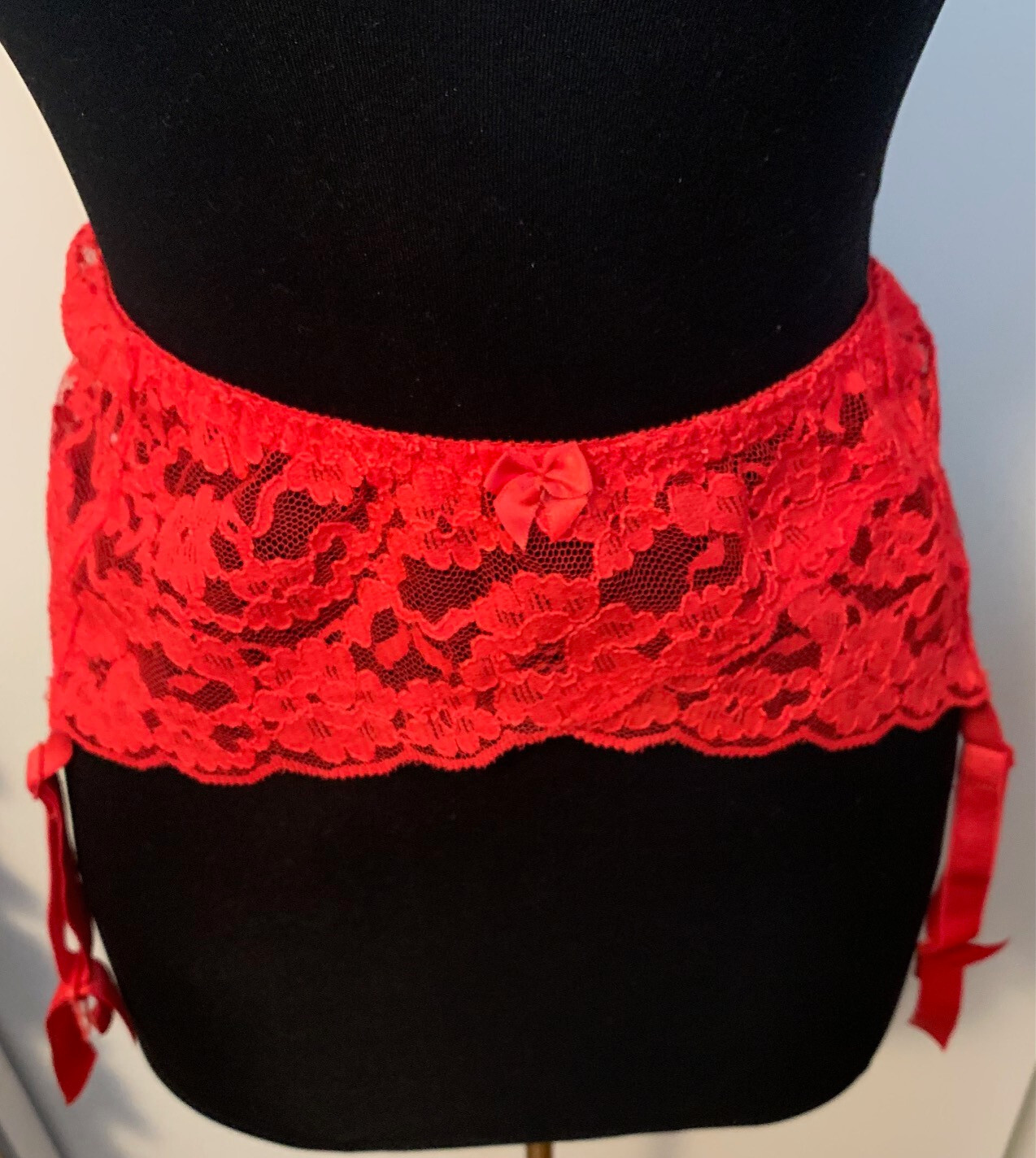 PINUP CORSET RED AND BLACK S-SM to 26″ Tags VINTAGE + FREE NOS 1950s STOCKINGS