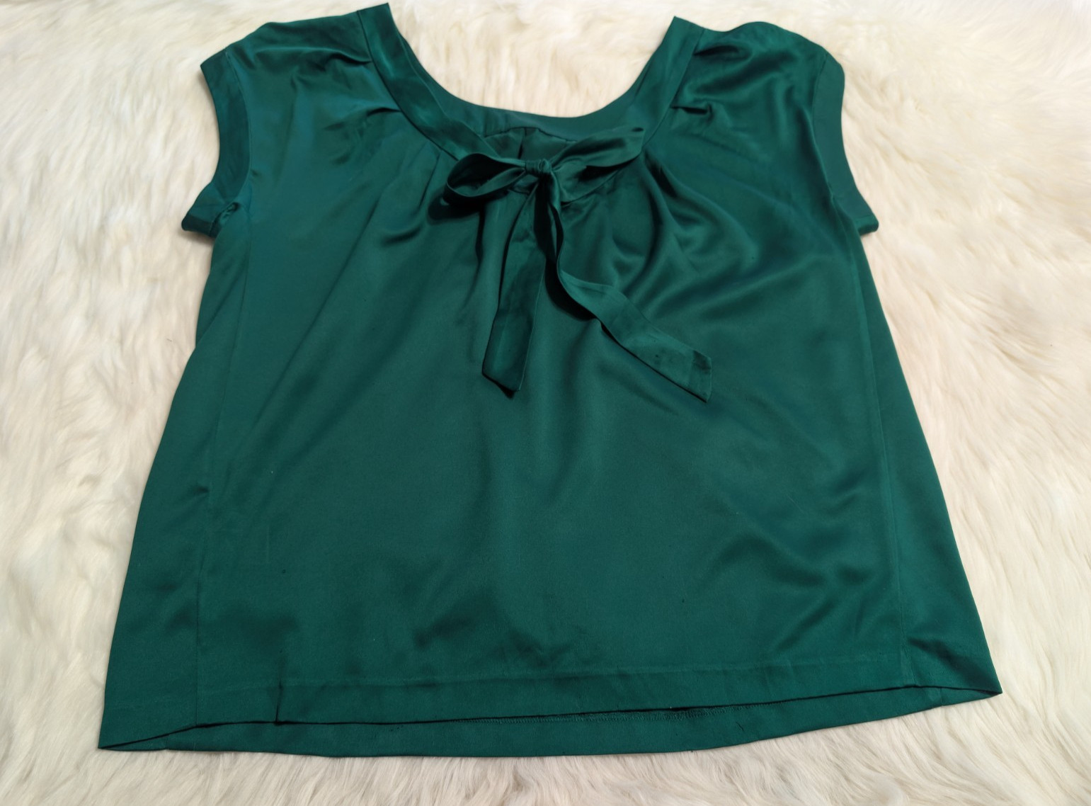Banana Republic Top Blouse Shirt Large Emerald Green Satin Cap Sleeve Tie Bow