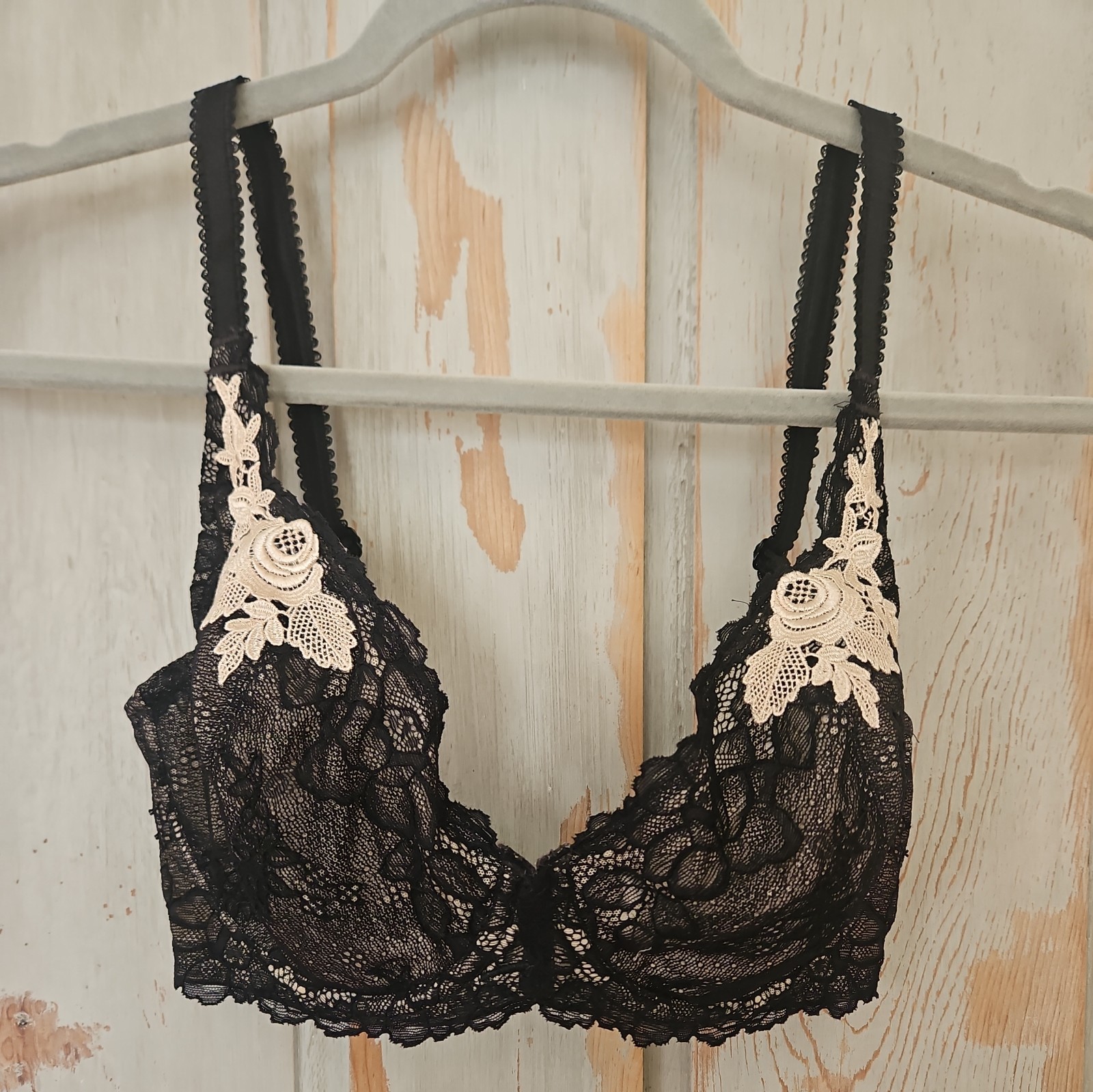 WACOAL VINTAGE HIGH DRAMA BRA 32DD PRE-OWNED BLACK LACE BEIGE APPLIQUÉS GORGEOUS