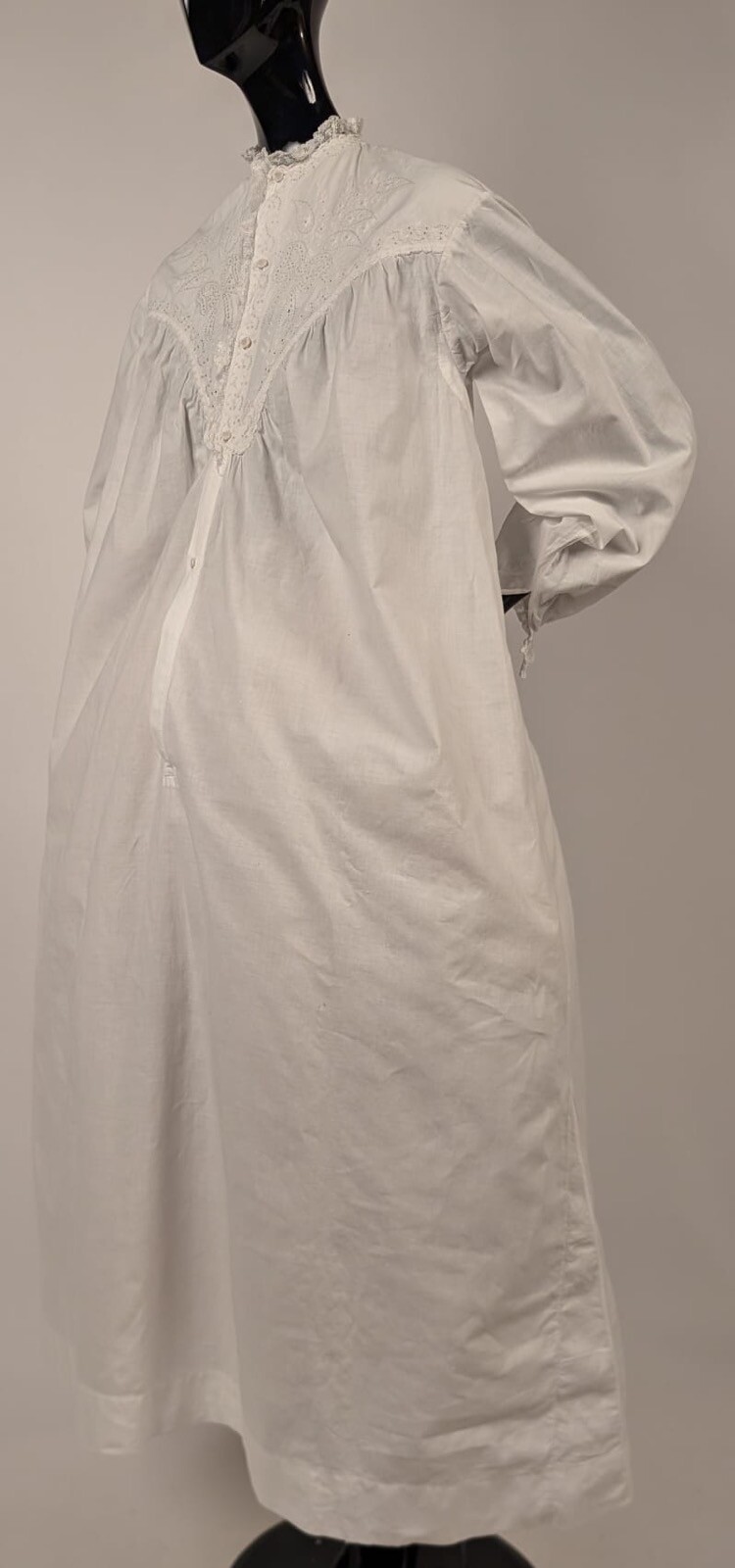 SWEET VICTORIAN 19TH WHITE WRAPPER DRESS W BOW + PAISLEY EYELET DETAILS