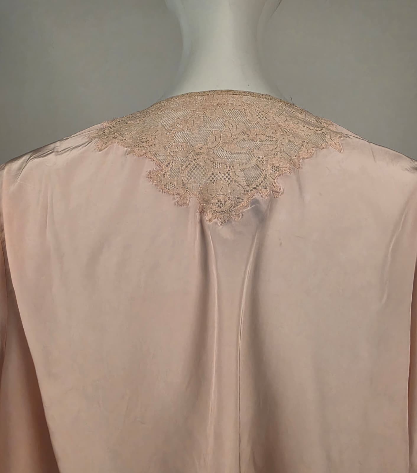 ANTIQUE 1930’S PETAL PINK RAYON BED JACKET W LACE TRIM