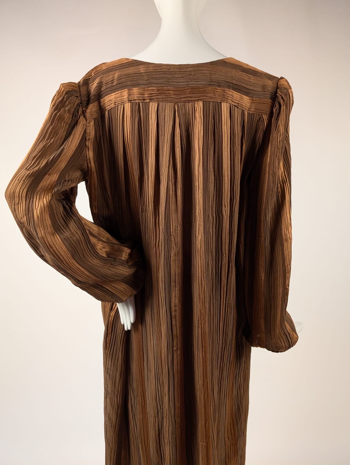 LUXURY 1970’S PLEATED SILK LOUNGING SUIT W OPEN FRONT MADE IN ITALY