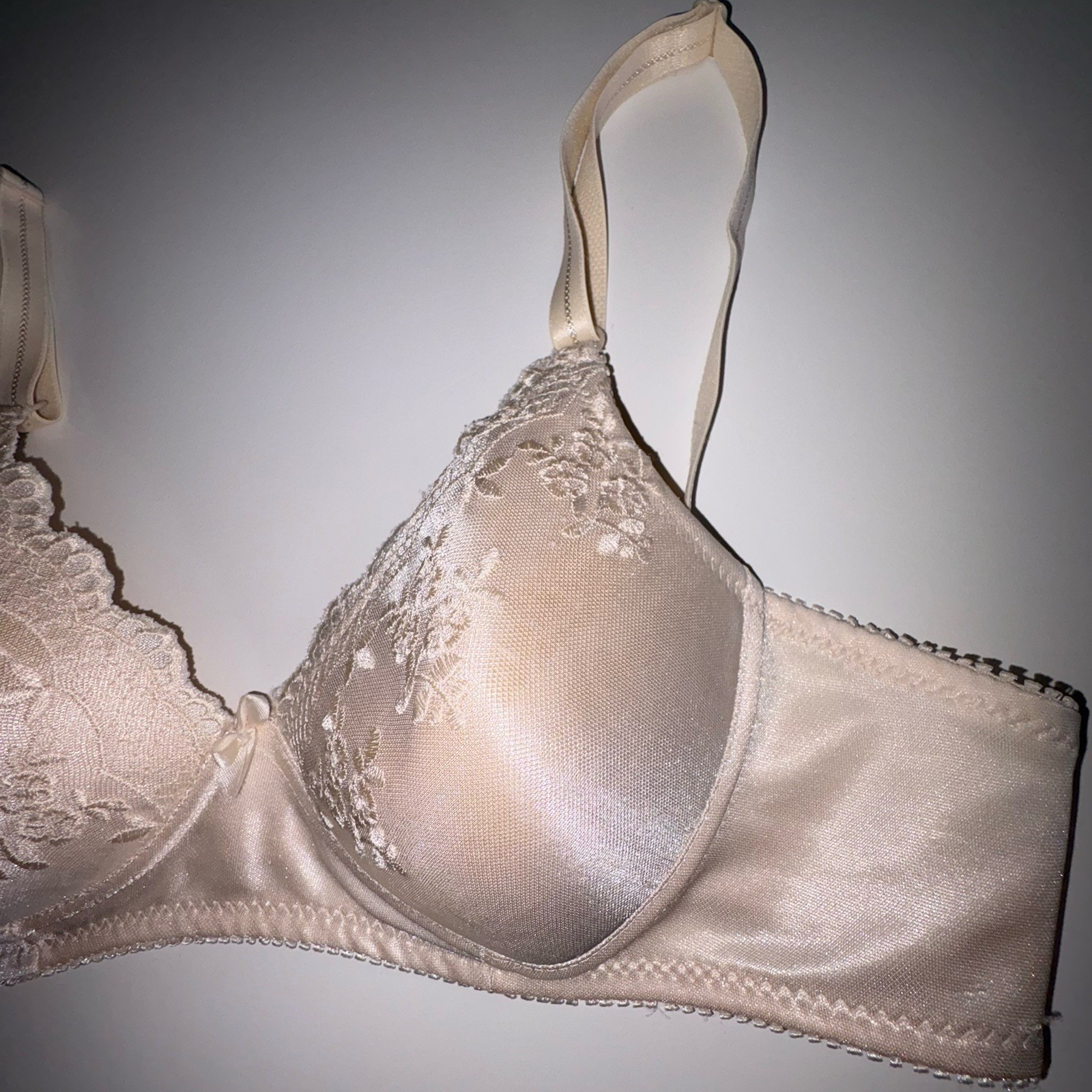 Vintage Bestform Bra Size 34A Ivory Floral Embroidered Wire Free Soft Lined Cups