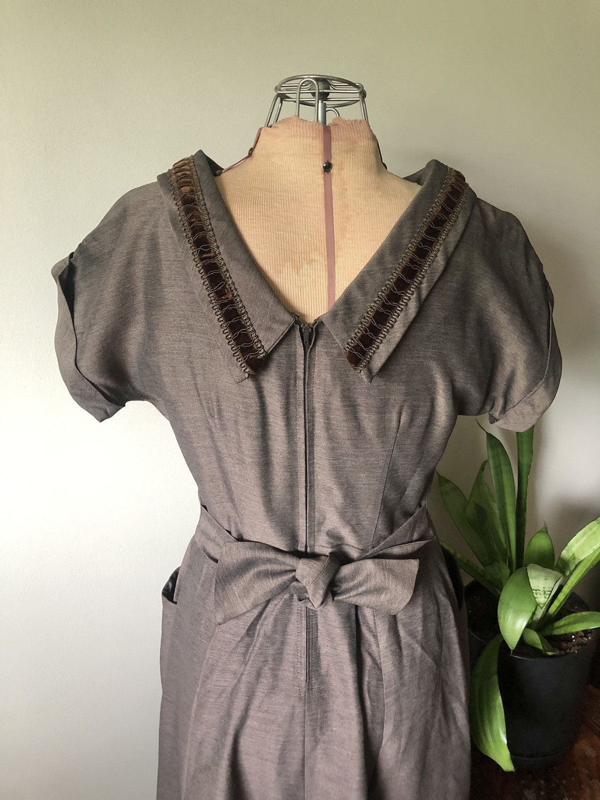1940’s Soft Brown Dress With Bow & Clear Rhinestone Brooch Detail