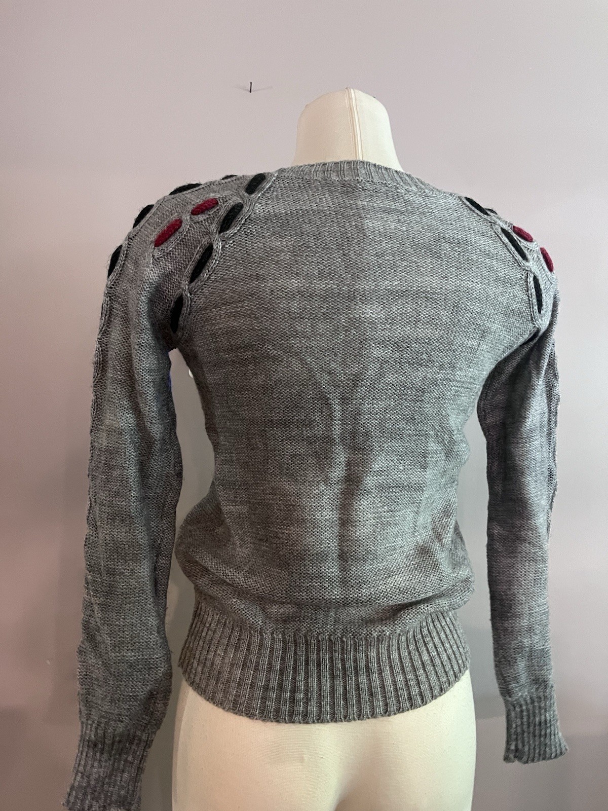 1970s Vintage Knit Gray Sweater Red and blue details at chest and sleeve -small