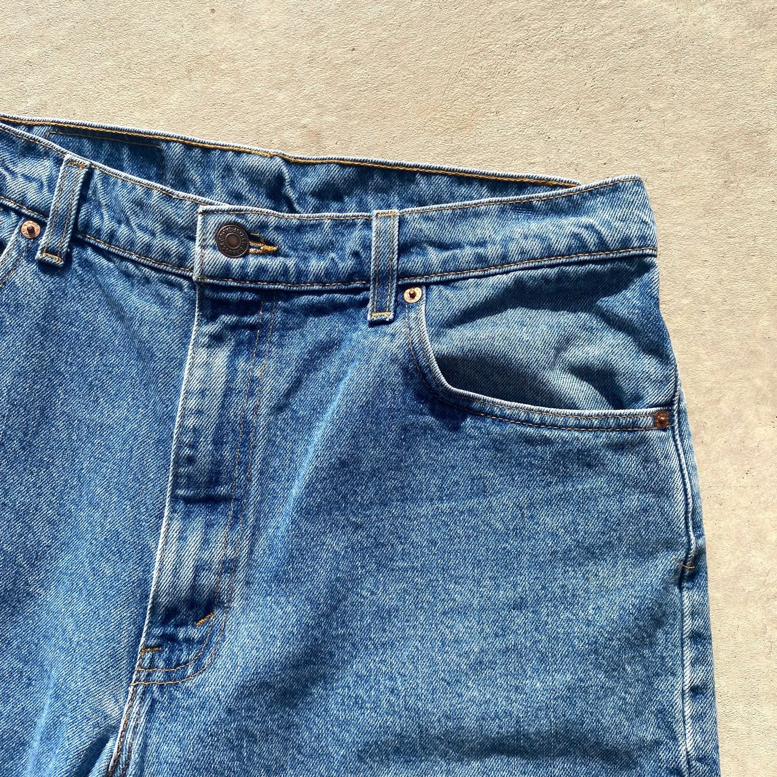 Vintage Levi’s 550 Jeans Relaxed Fit Tapered Leg Paper Tags 90s Fits like 35×30