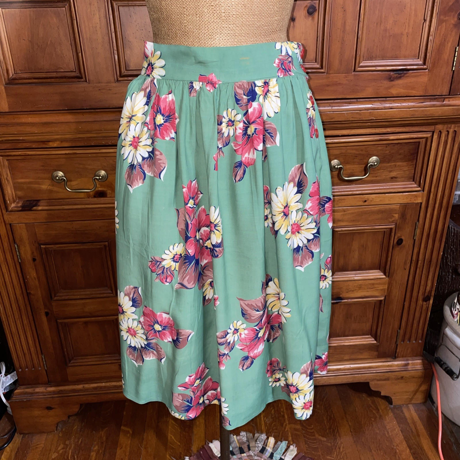 1940s Novelty Print Daisy Floral Green Rayon Pinup Swing Dance Skirt 26”w 26”L