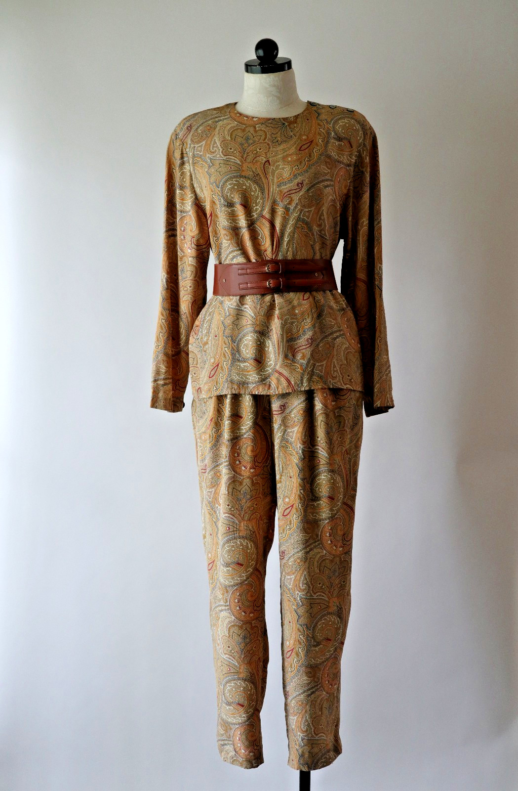 1990s Vintage Tan Beige Paisley Silk Minimalist Top Pants Two Piece Set Suit S M
