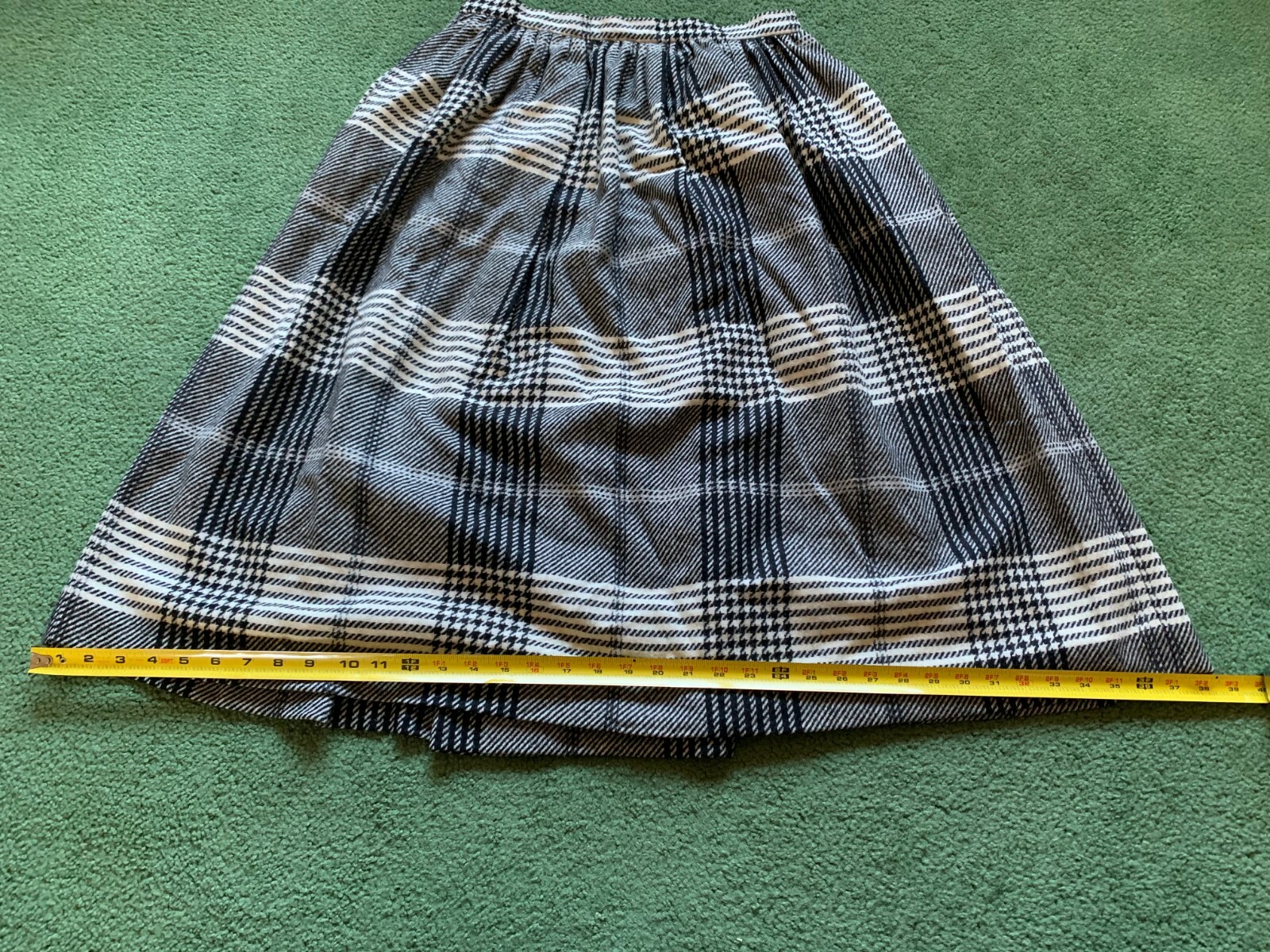 VINTAGE WOMENS JAEGER LONDON WOOL BLACK & WHITE TARTAN PLAID SKIRT KILT