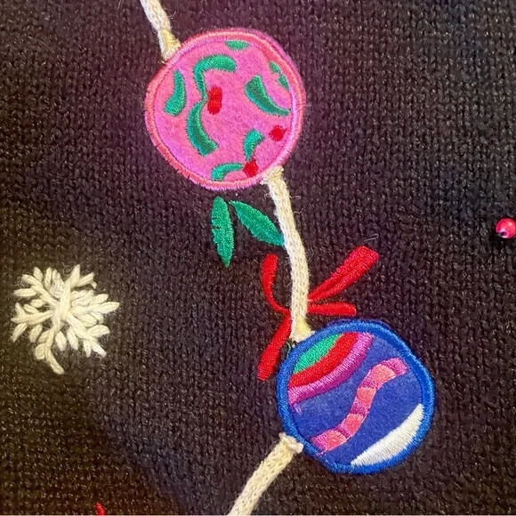 Vtg. CHRISTMAS SWEATER by PAPPAGALLO „L” ornaments in fun colors& snowflakes