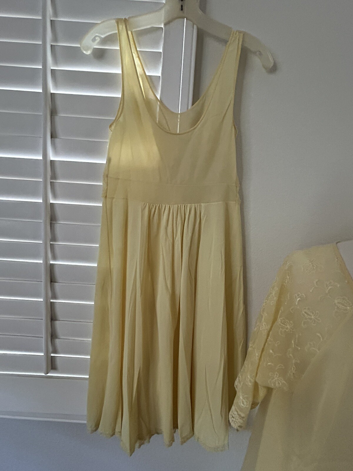 VINTAGE VANITY FAIR LIGHT YELLOW CHIFFON NYLON LACE NIGHTGOWN & ROBE SIZE 32
