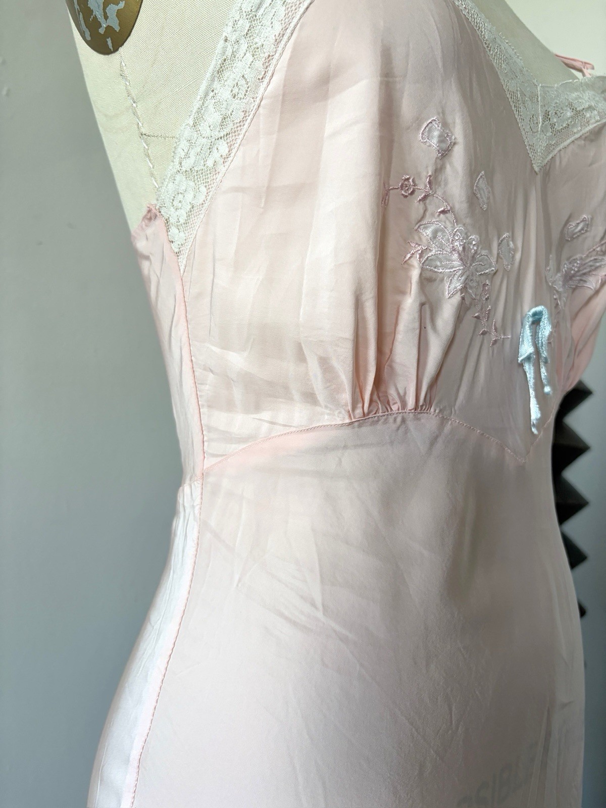 1940s Pink Bias Cut Rayon Slip Dress Floral Embroidery Lace Trim Satin Bow XS
