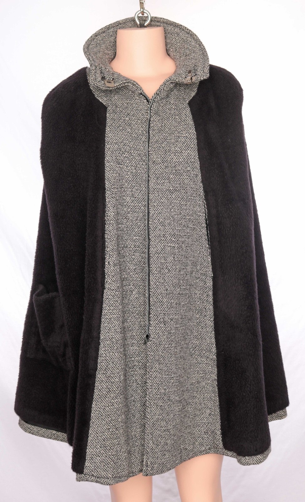 1970s Vintage Black/White Wool Tweed Cape Cloak Faux Sherpa Lining Fall S/M/L
