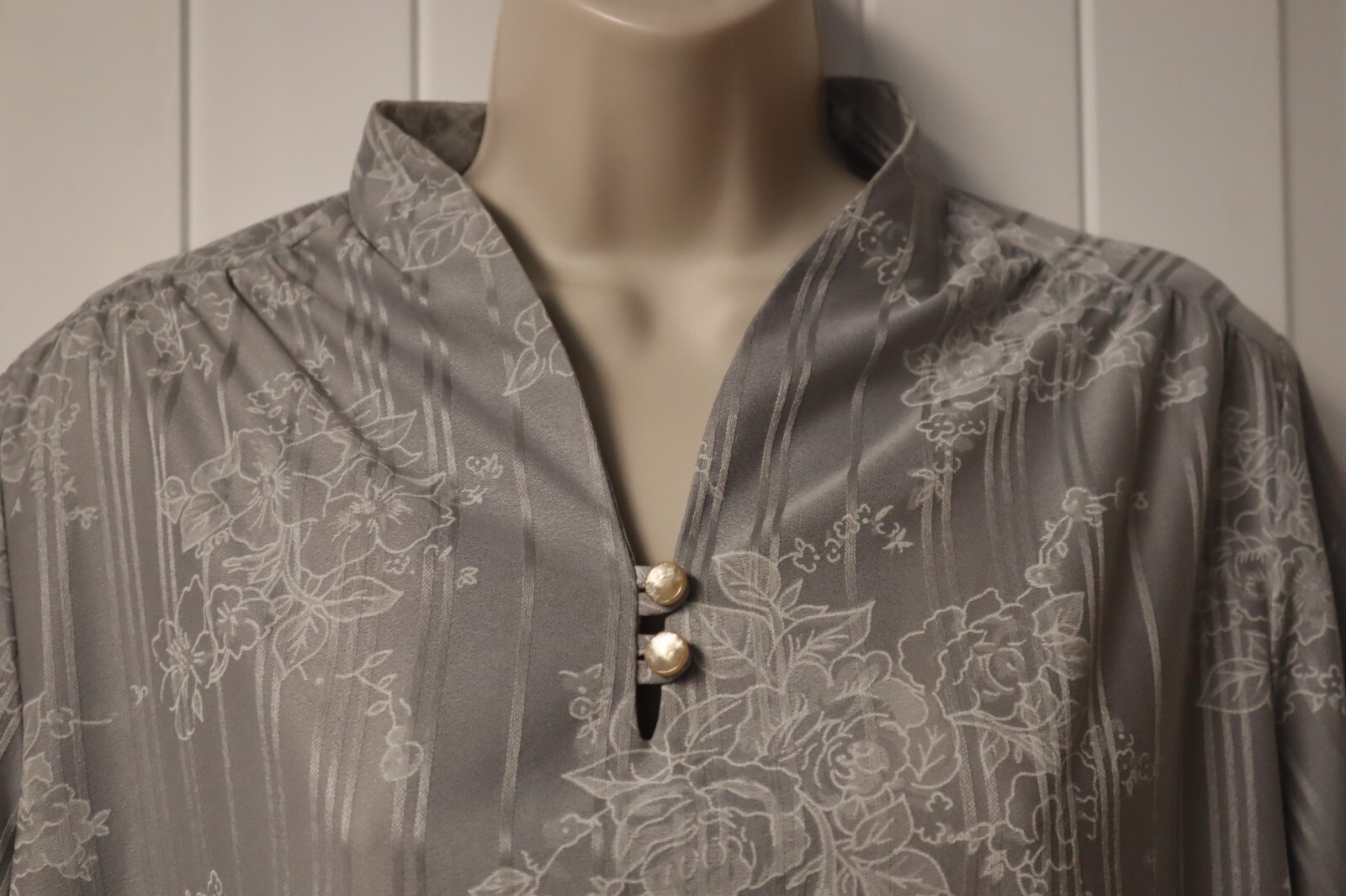 Vintage 1960s LADY SEVIA 1/2 sleeve white floral striped gray blouse (check meas