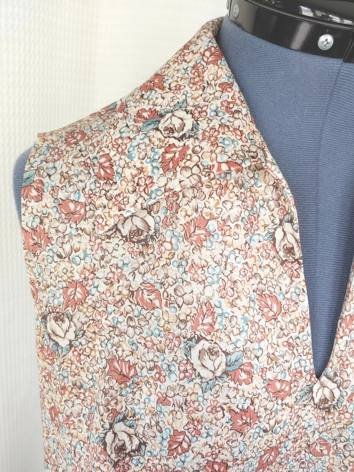 Vintage Brown/Rust/Blue Floral Sleeveless Top with Collar 40″ Bust Sz LG?