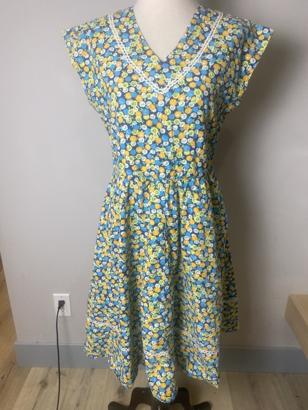 VTG 60’s Adorable Handmade Floral Dress Ric Rac Trim Soft Cotton Waist-34