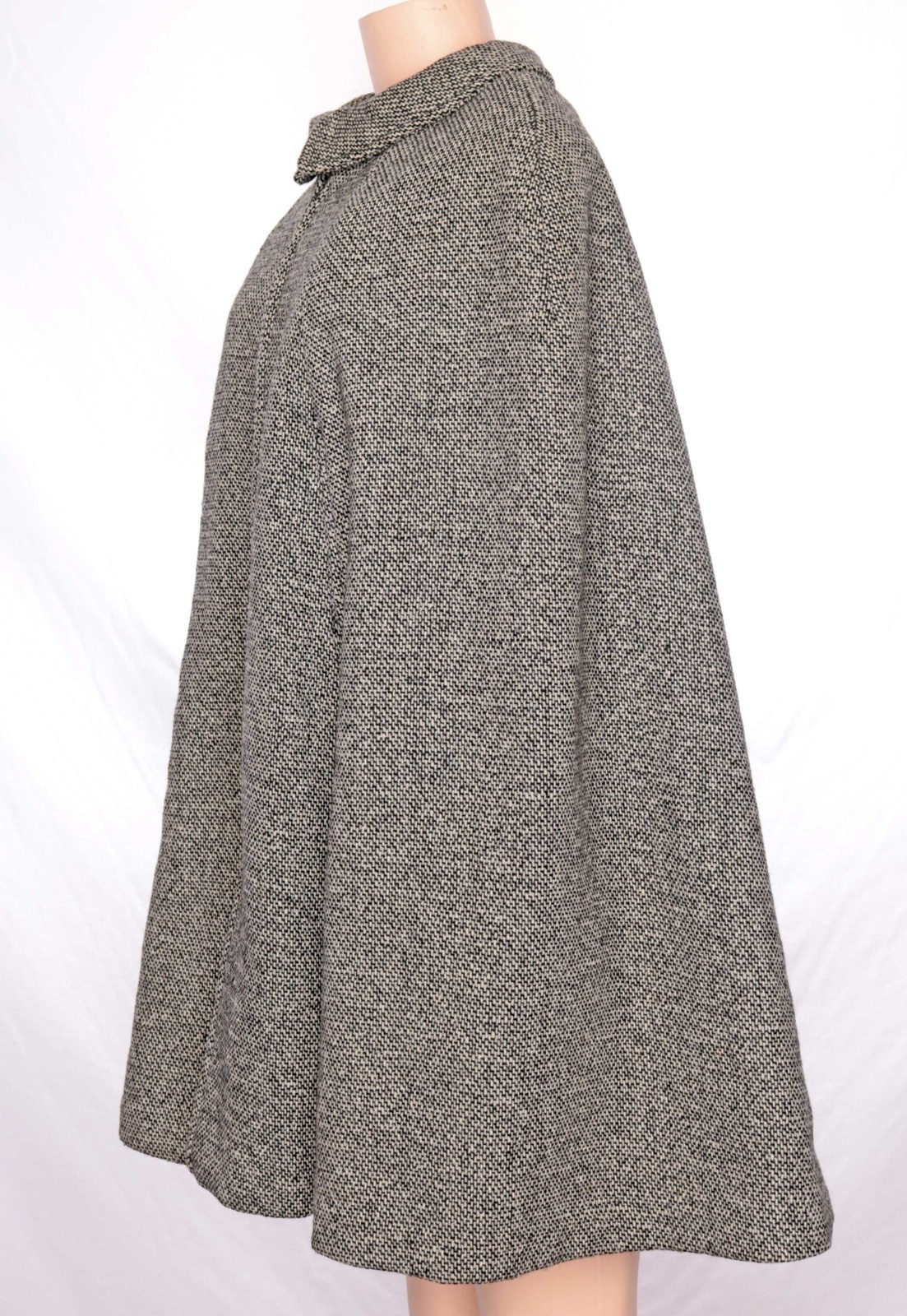 1970s Vintage Black/White Wool Tweed Cape Cloak Faux Sherpa Lining Fall S/M/L