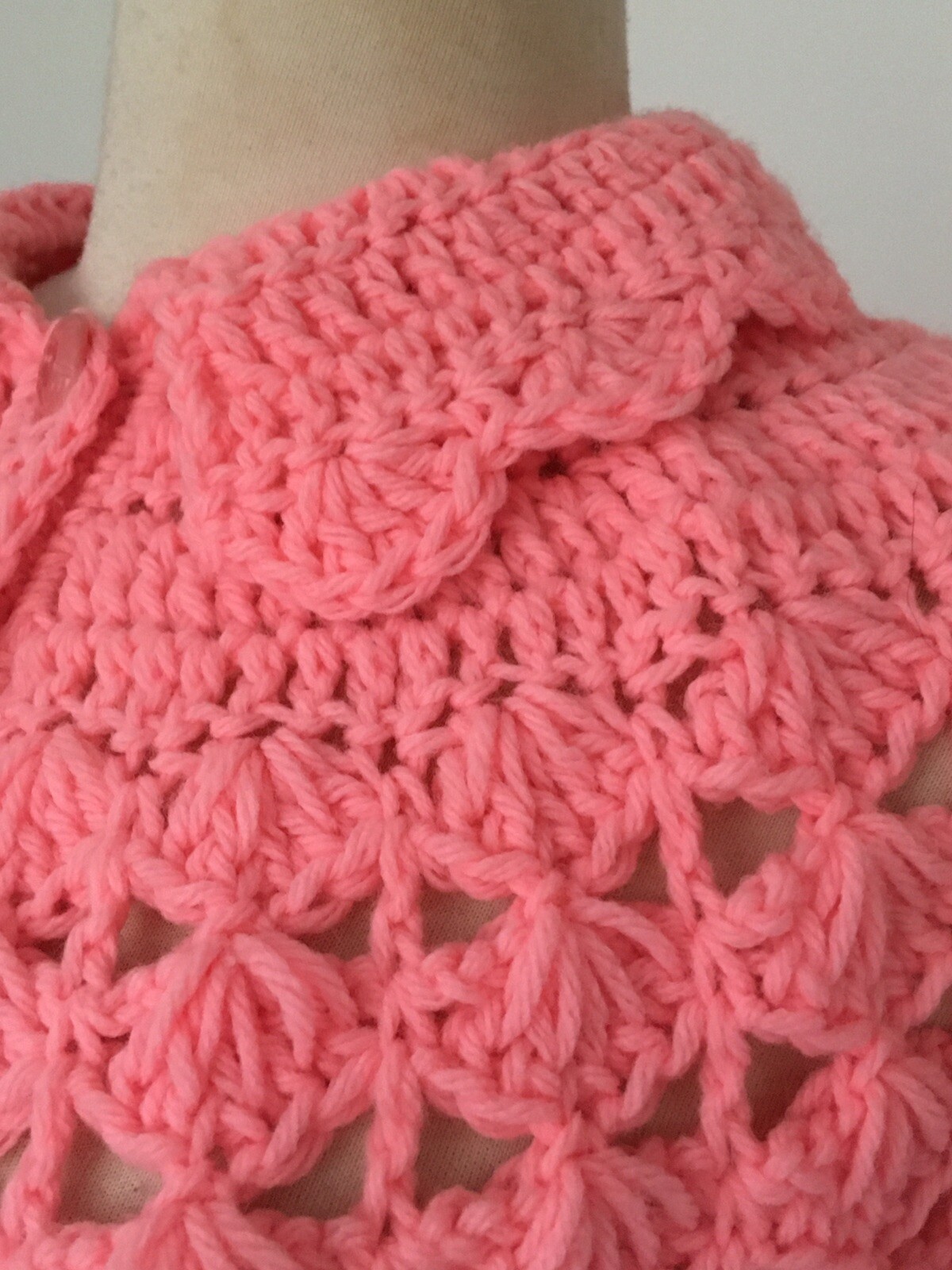 VTG FRINGE Coral PINK Scalloped Button Front CAPE Shawl HAND CROCHET Hippie BOHO