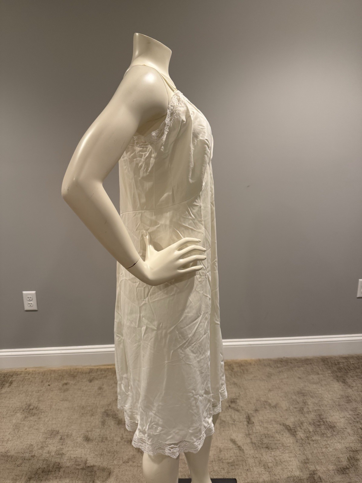 Sears The Doesn’t Slip Full 38 White Nylon Lace Vintage Lingerie Romantic Sexy