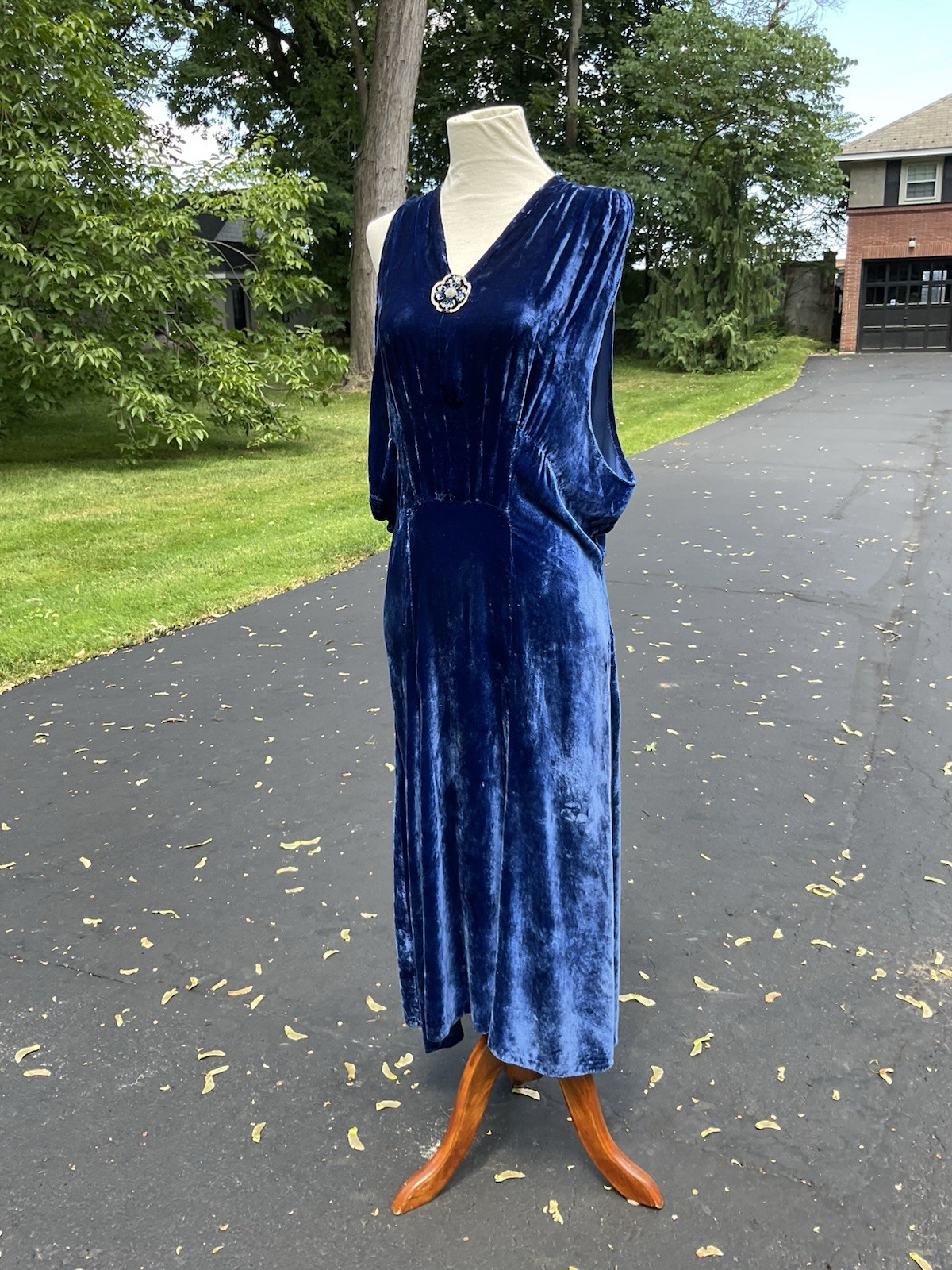 VINTAGE DRESS 20s 30s . VELVET FLAPPER STYLE DRESS/ SPIDERWED CAPELET. JEWELS !